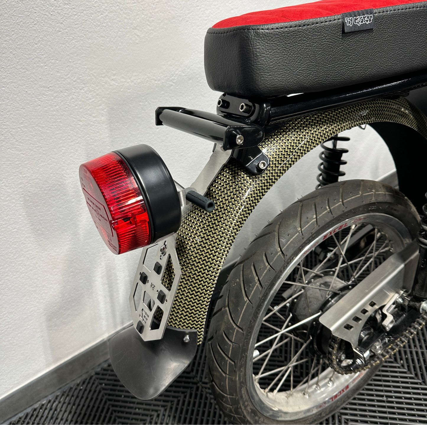 Heckträger V2 schwarz für Rücklicht, Blinker M8 und Kennzeichen für Simson S50 S51 S70