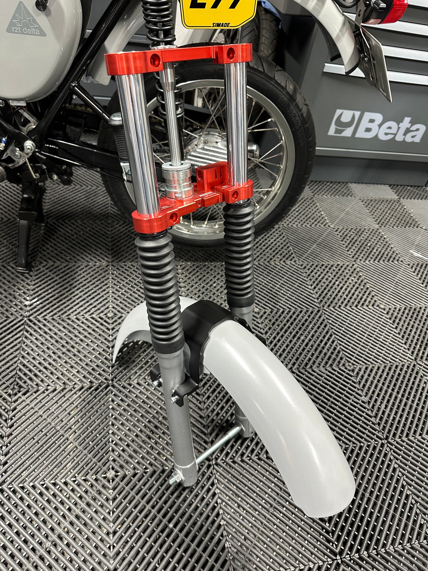 SIMADE Gabelversteifung 4mm Alu schwarz eloxiert für ZT/PZ/Sachsenmoped/DPR Telegabel