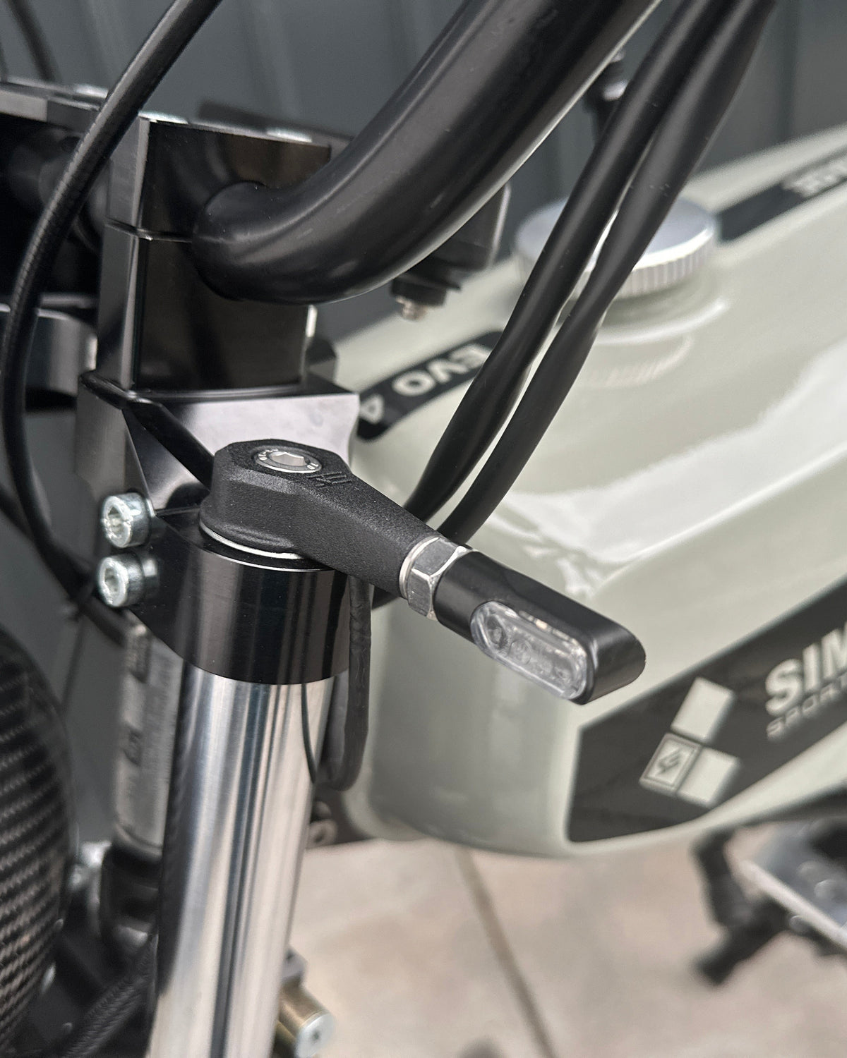Paar LED-Blinkerhalter vorne für das obere M8-Innengewinde der Telegabel Simson S50, S51, S70