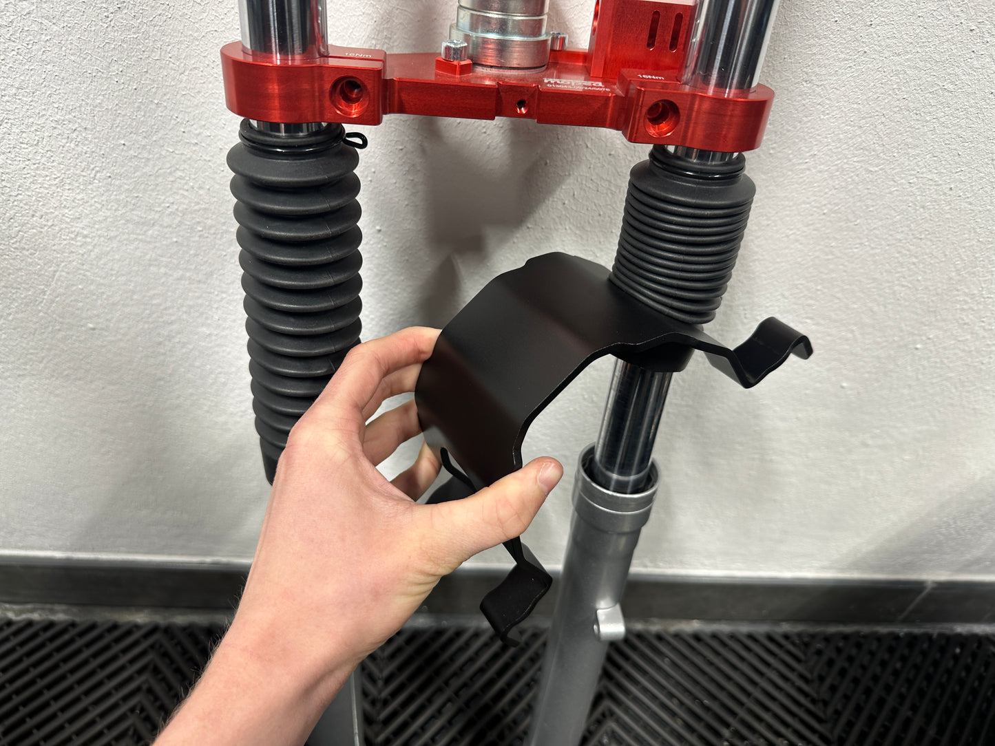 SIMADE Gabelversteifung 4mm Alu schwarz eloxiert für ZT/PZ/Sachsenmoped/DPR Telegabel