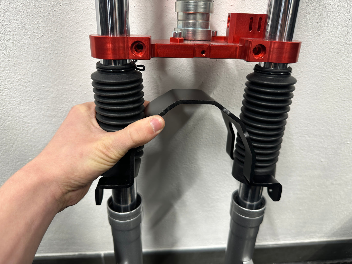 SIMADE Gabelversteifung 4mm Alu schwarz eloxiert für ZT/PZ/Sachsenmoped/DPR Telegabel