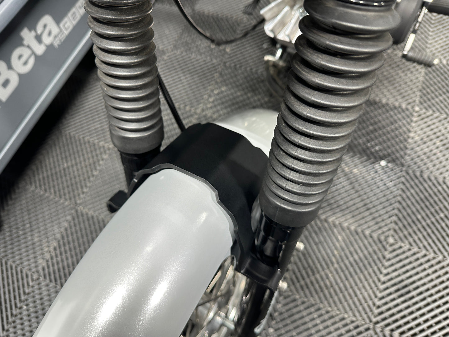 SIMADE Gabelversteifung 4mm Alu schwarz eloxiert für ZT/PZ/Sachsenmoped/DPR Telegabel