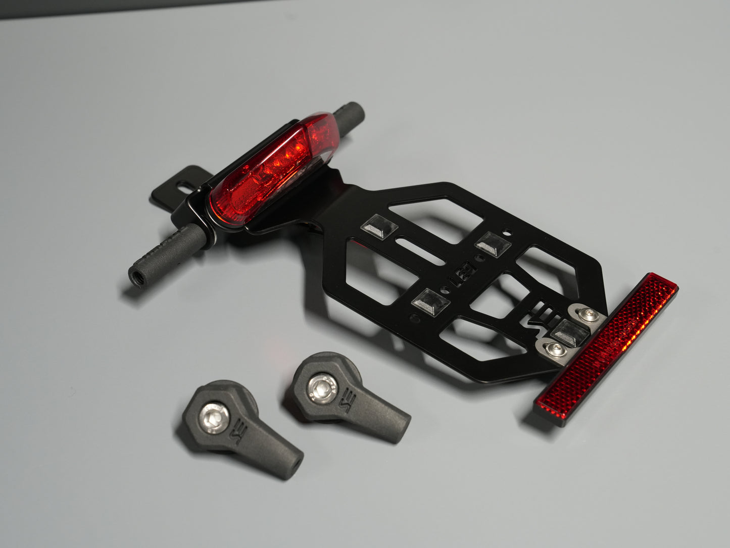 SIMADE Heckträger LED schwarz für LED Highsider Rücklicht, LED-Blinker M8 und gr. + kl. Kennzeichen für Simson S50 S51 S70