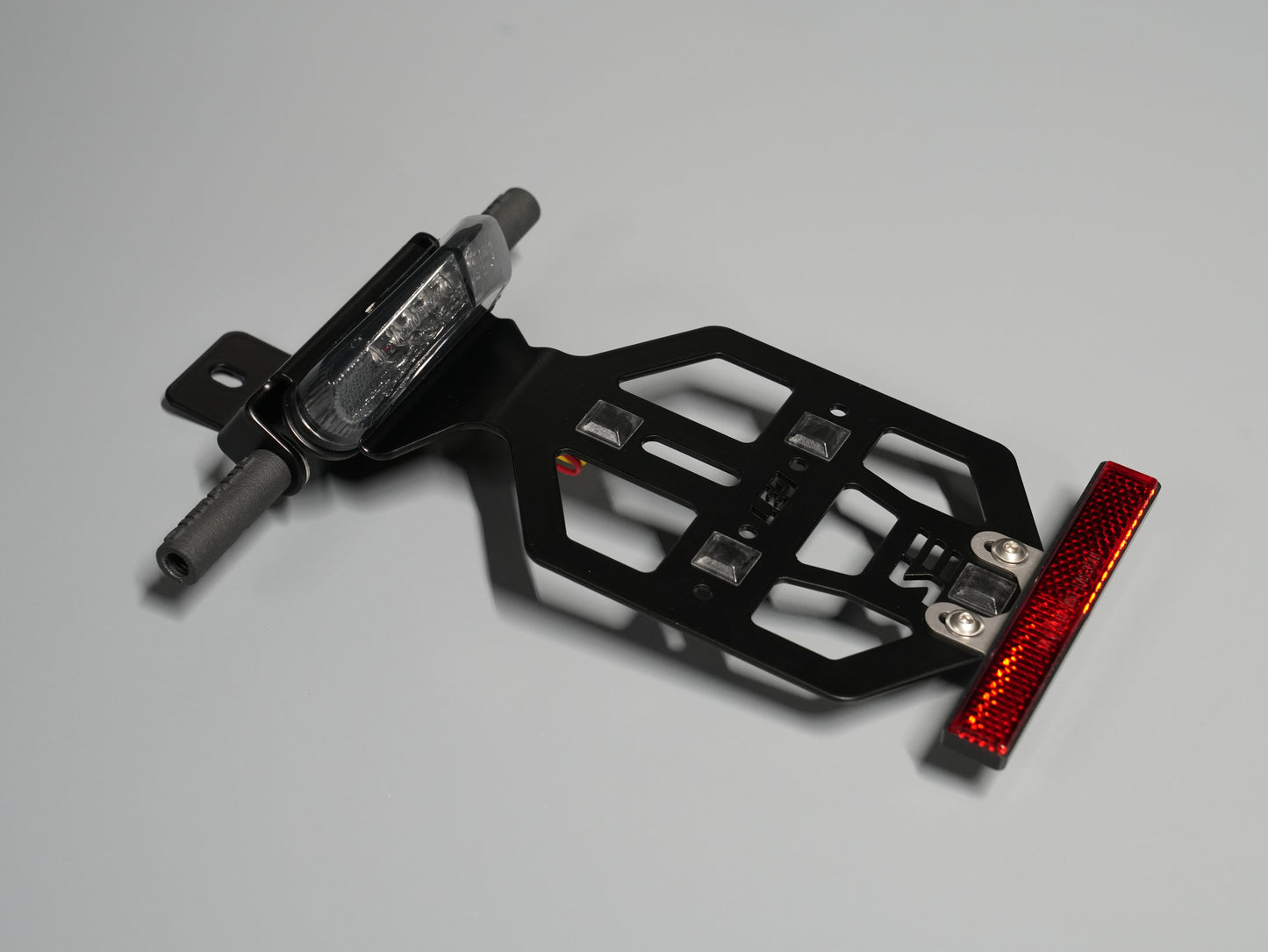 SIMADE Heckträger LED schwarz für LED Highsider Rücklicht, LED-Blinker M8 und gr. + kl. Kennzeichen für Simson S50 S51 S70