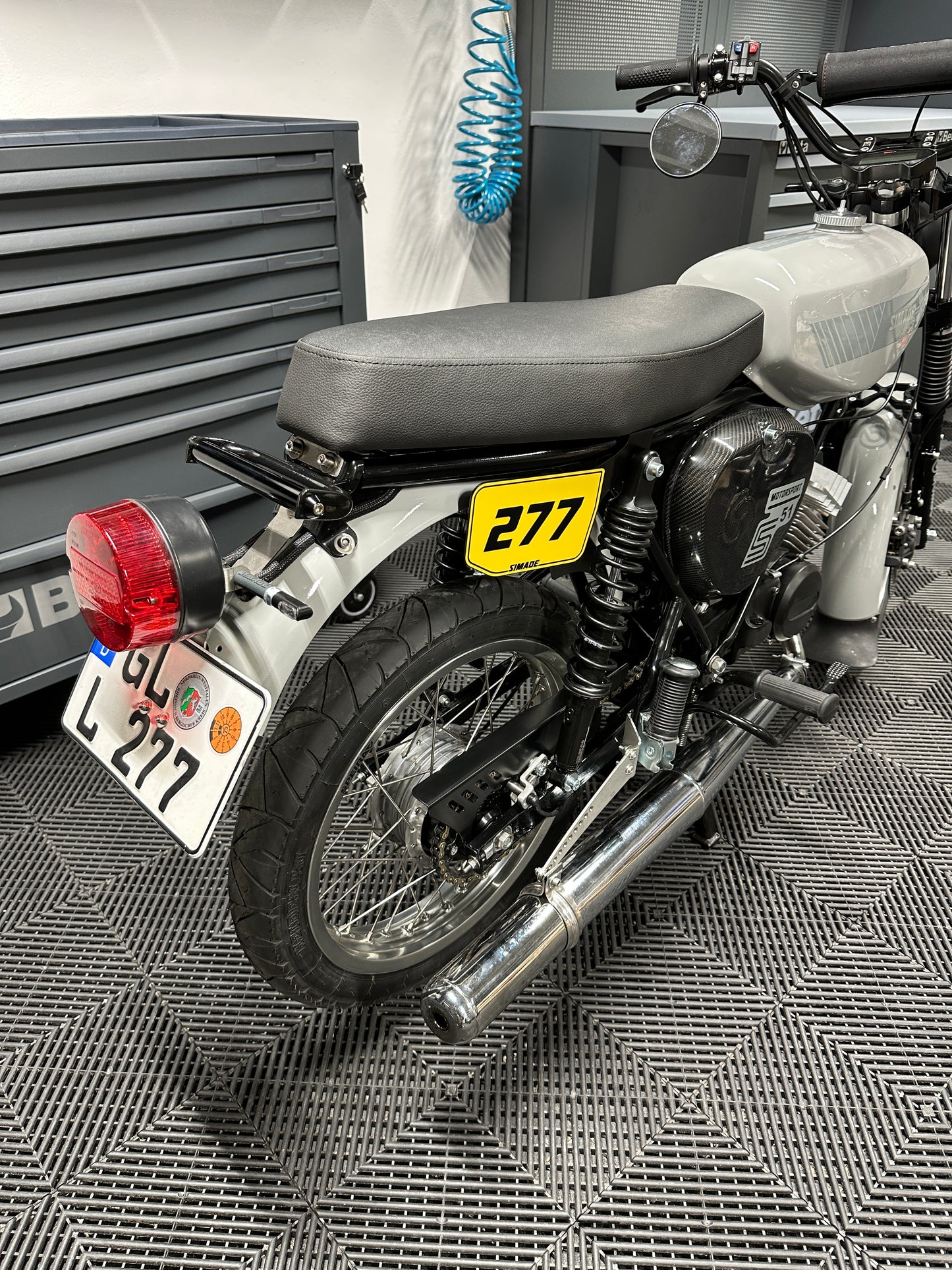 SIMADE Startnummern-Halter schwarz am Obergurt für Simson S-Baureihe S50 S51 S70