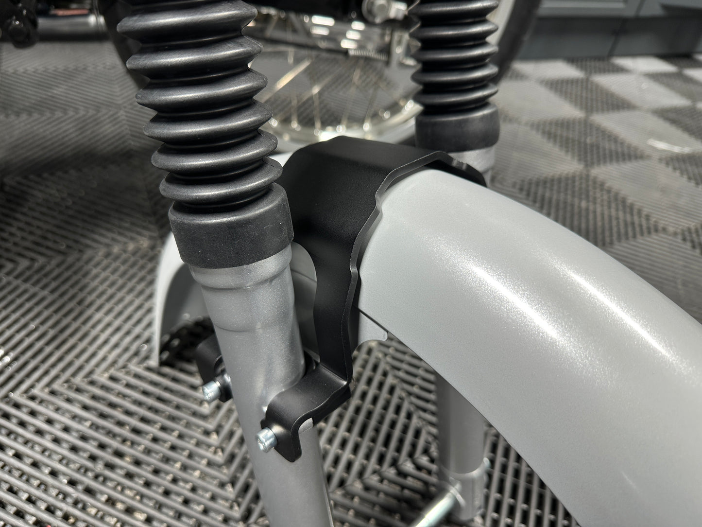 SIMADE Gabelversteifung 4mm Alu schwarz eloxiert für ZT/PZ/Sachsenmoped/DPR Telegabel