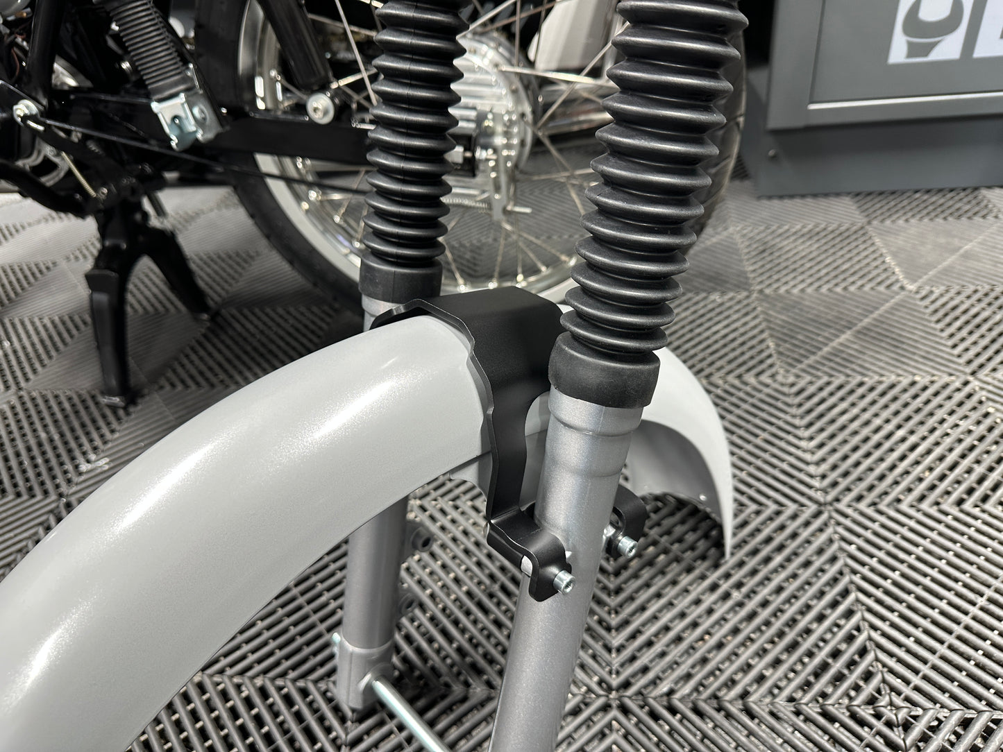 SIMADE Gabelversteifung 4mm Alu schwarz eloxiert für ZT/PZ/Sachsenmoped/DPR Telegabel