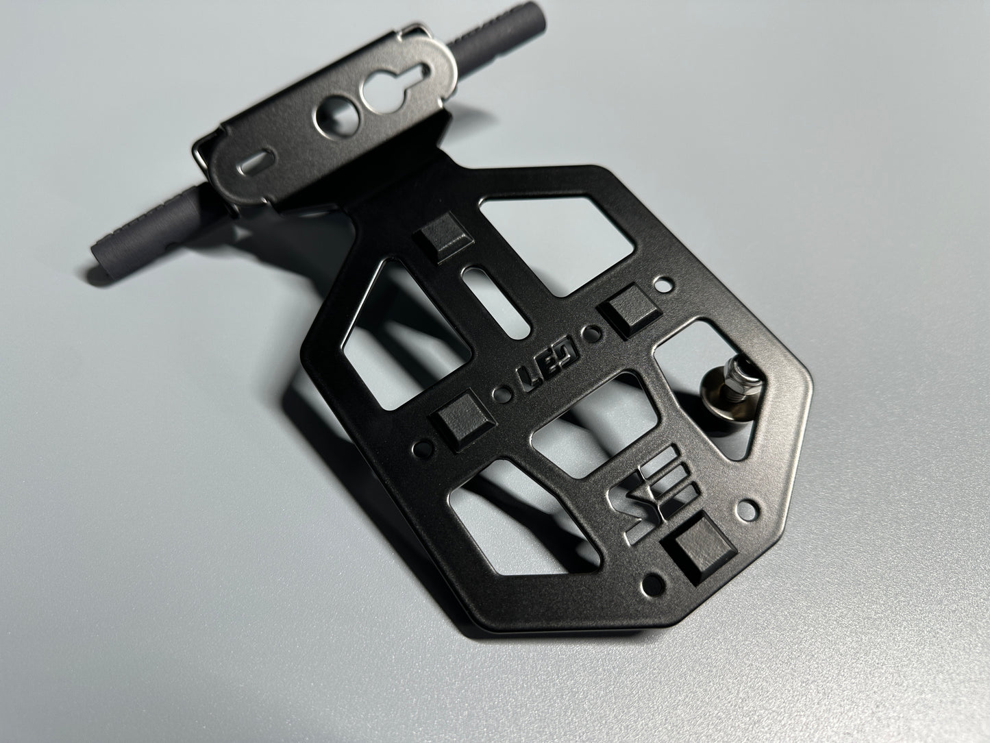 SIMADE Heckträger LED schwarz für LED Highsider Rücklicht, LED-Blinker M8 und gr. + kl. Kennzeichen für Simson S50 S51 S70