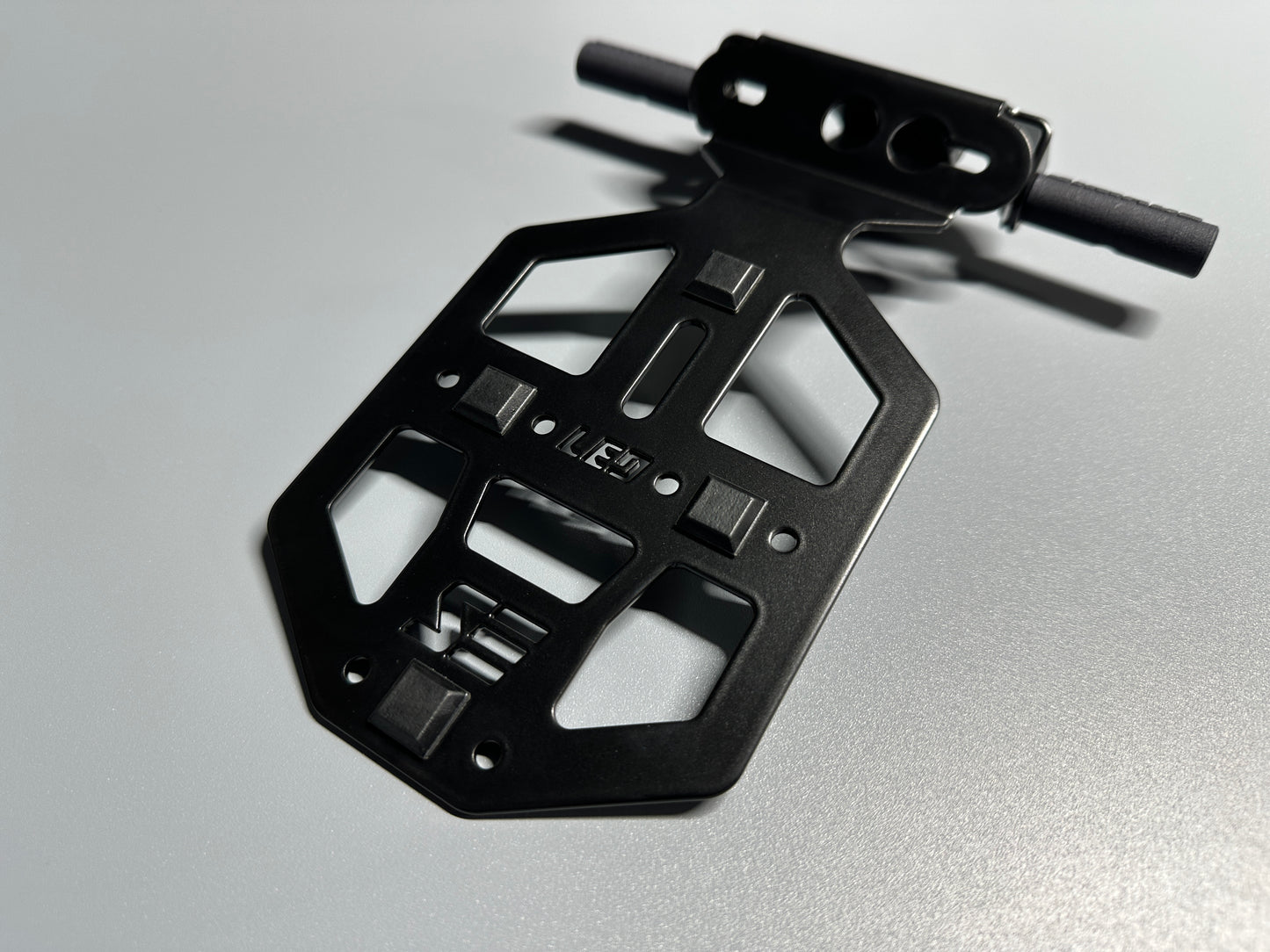 SIMADE Heckträger LED schwarz für LED Highsider Rücklicht, LED-Blinker M8 und gr. + kl. Kennzeichen für Simson S50 S51 S70