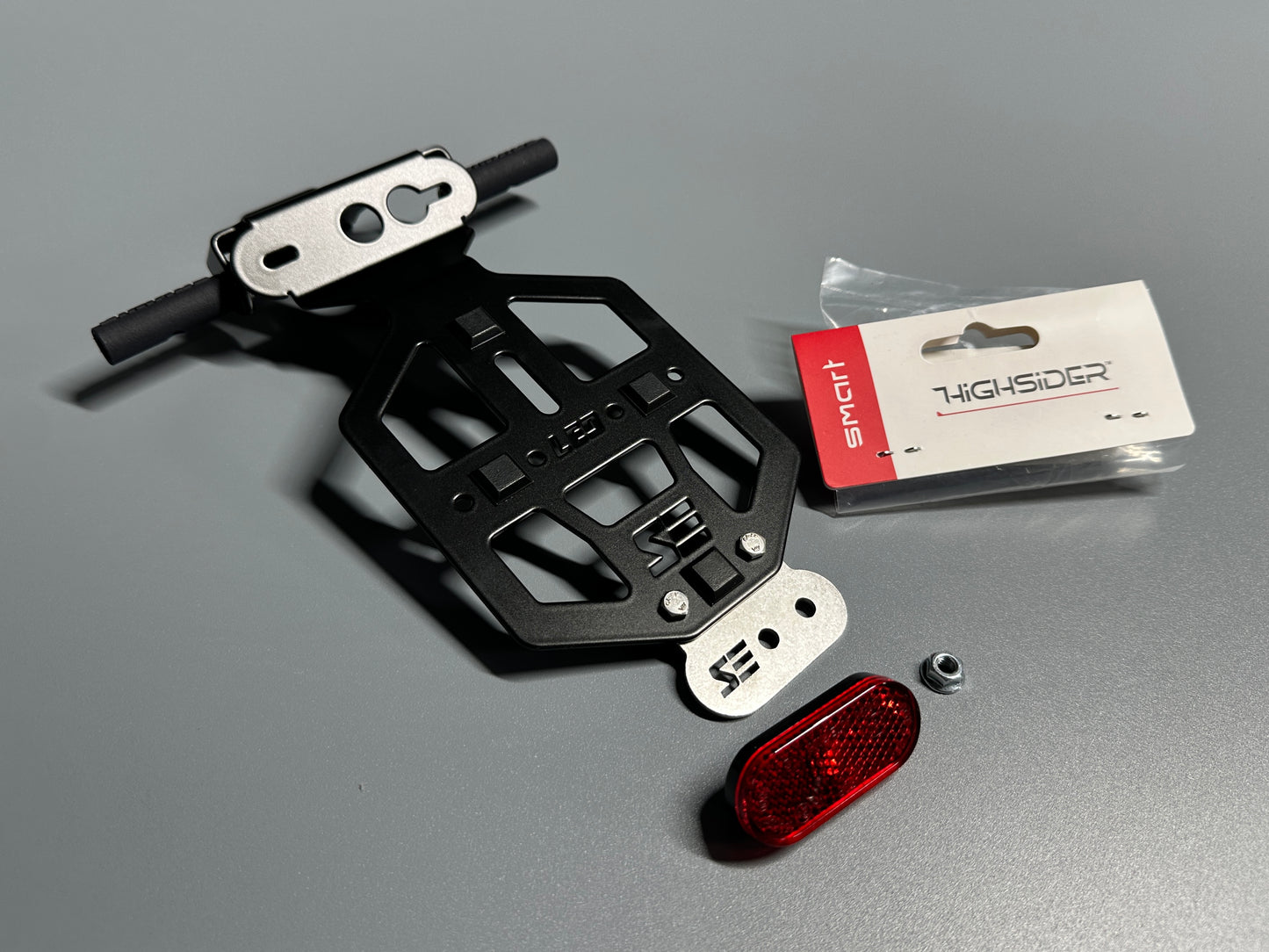 SIMADE Heckträger LED schwarz für LED Highsider Rücklicht, LED-Blinker M8 und gr. + kl. Kennzeichen für Simson S50 S51 S70