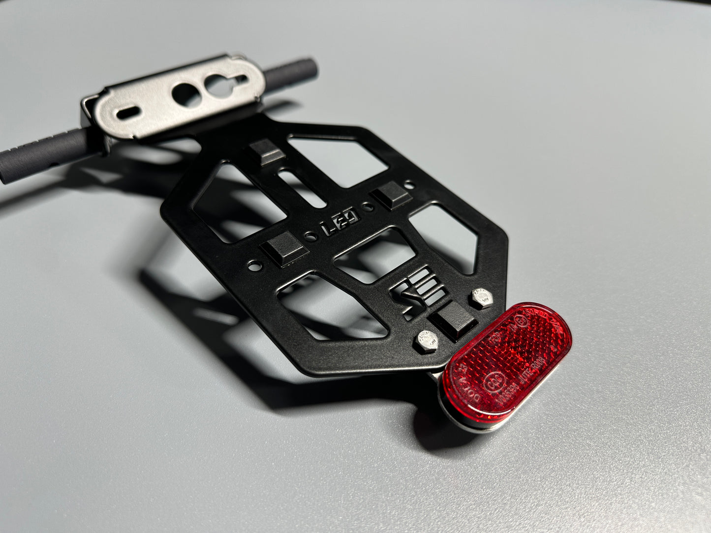 SIMADE Heckträger LED schwarz für LED Highsider Rücklicht, LED-Blinker M8 und gr. + kl. Kennzeichen für Simson S50 S51 S70