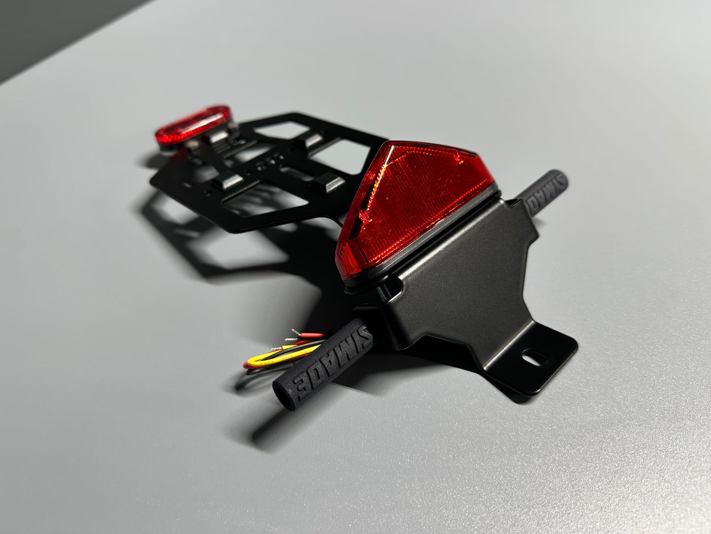 SIMADE Heckträger LED schwarz für LED Highsider Rücklicht, LED-Blinker M8 und gr. + kl. Kennzeichen für Simson S50 S51 S70