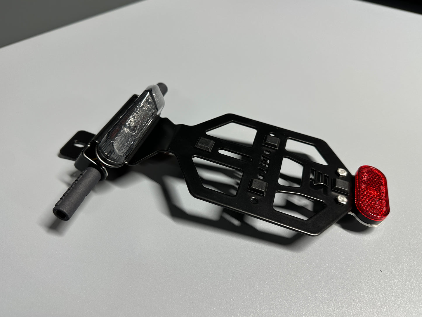 SIMADE Heckträger LED schwarz für LED Highsider Rücklicht, LED-Blinker M8 und gr. + kl. Kennzeichen für Simson S50 S51 S70