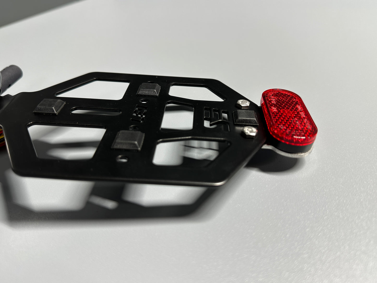 SIMADE Heckträger LED schwarz für LED Highsider Rücklicht, LED-Blinker M8 und gr. + kl. Kennzeichen für Simson S50 S51 S70