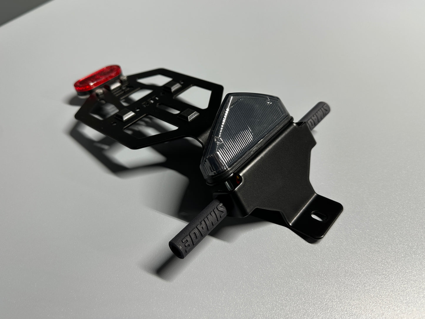 SIMADE Heckträger LED schwarz für LED Highsider Rücklicht, LED-Blinker M8 und gr. + kl. Kennzeichen für Simson S50 S51 S70