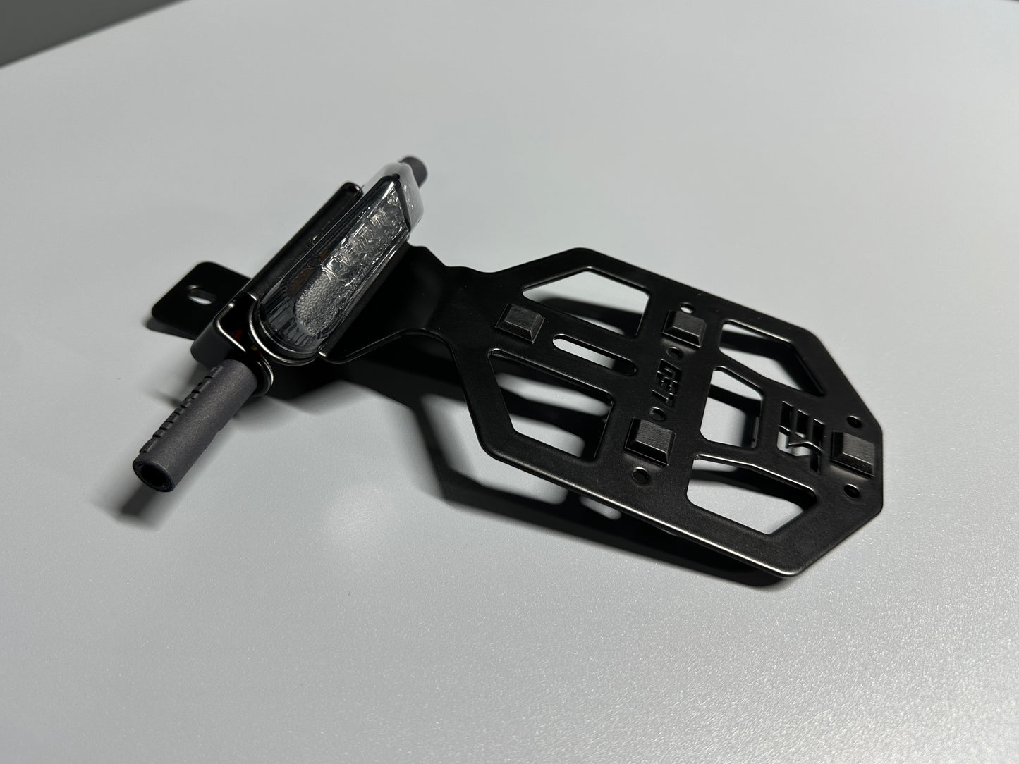 SIMADE Heckträger LED schwarz für LED Highsider Rücklicht, LED-Blinker M8 und gr. + kl. Kennzeichen für Simson S50 S51 S70