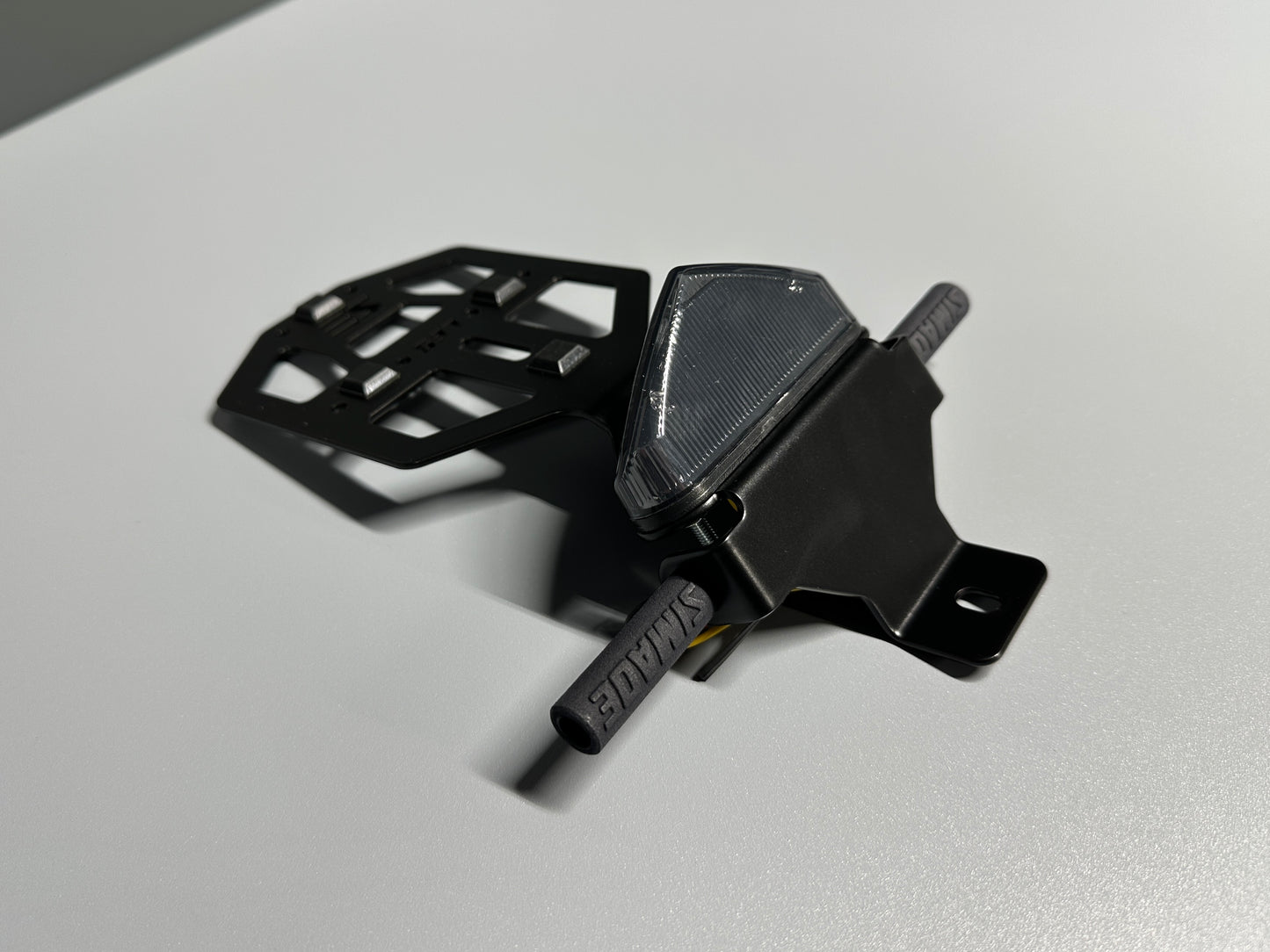 SIMADE Heckträger LED schwarz für LED Highsider Rücklicht, LED-Blinker M8 und gr. + kl. Kennzeichen für Simson S50 S51 S70