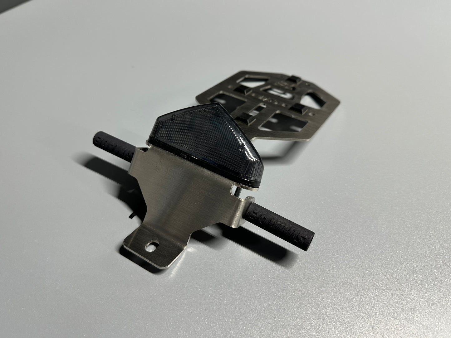 SIMADE Heckträger LED Edelstahl für LED Highsider Rücklicht, LED-Blinker M8 und gr. + kl. Kennzeichen für Simson S50 S51 S70