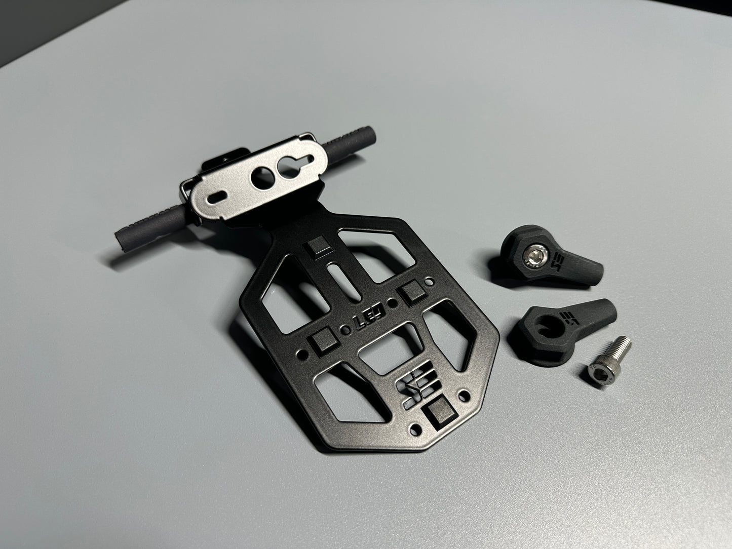 SIMADE Heckträger LED schwarz für LED Highsider Rücklicht, LED-Blinker M8 und gr. + kl. Kennzeichen für Simson S50 S51 S70