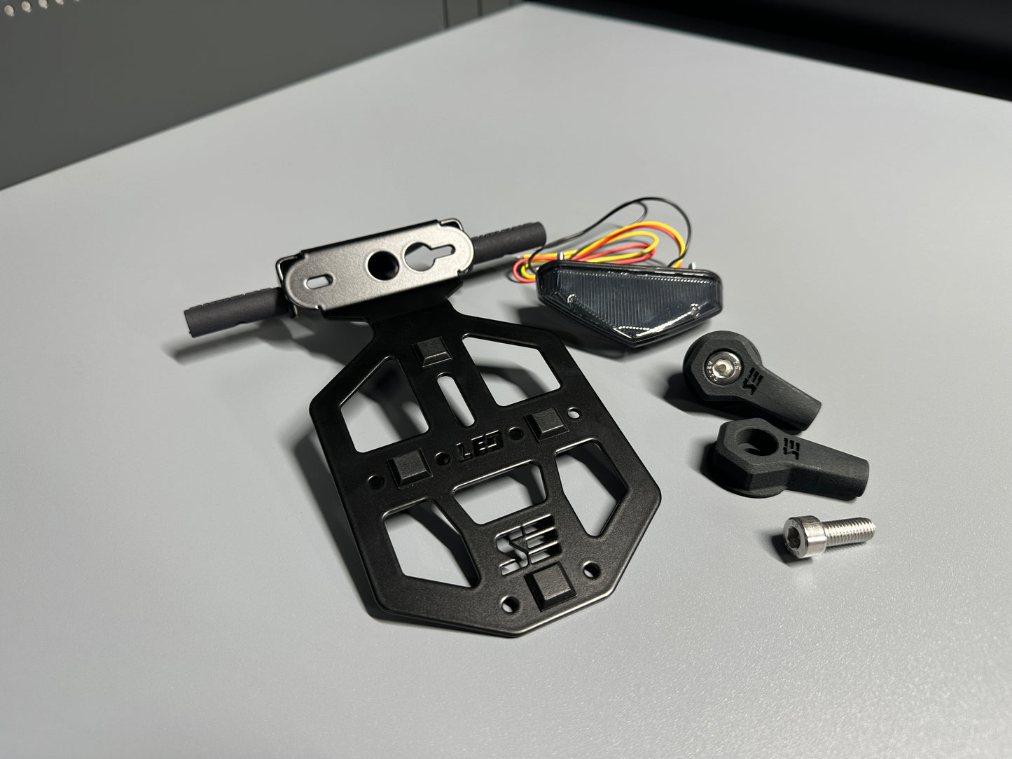 SIMADE Heckträger LED schwarz für LED Highsider Rücklicht, LED-Blinker M8 und gr. + kl. Kennzeichen für Simson S50 S51 S70