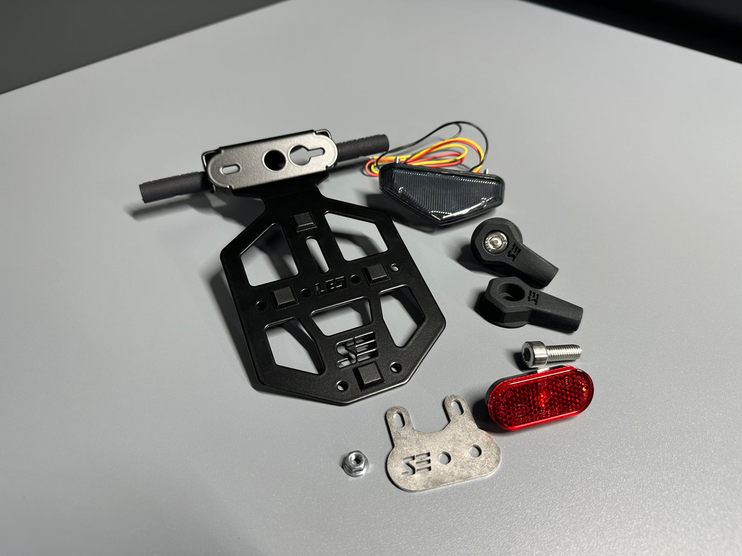 SIMADE Heckträger LED schwarz für LED Highsider Rücklicht, LED-Blinker M8 und gr. + kl. Kennzeichen für Simson S50 S51 S70