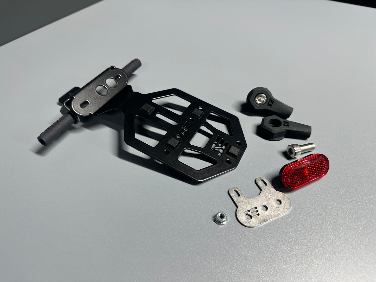 SIMADE Heckträger LED schwarz für LED Highsider Rücklicht, LED-Blinker M8 und gr. + kl. Kennzeichen für Simson S50 S51 S70