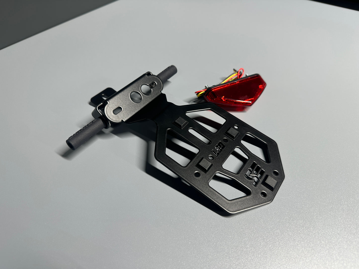 SIMADE Heckträger LED schwarz für LED Highsider Rücklicht, LED-Blinker M8 und gr. + kl. Kennzeichen für Simson S50 S51 S70