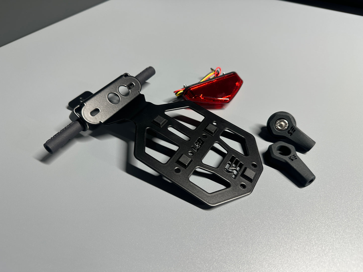 SIMADE Heckträger LED schwarz für LED Highsider Rücklicht, LED-Blinker M8 und gr. + kl. Kennzeichen für Simson S50 S51 S70