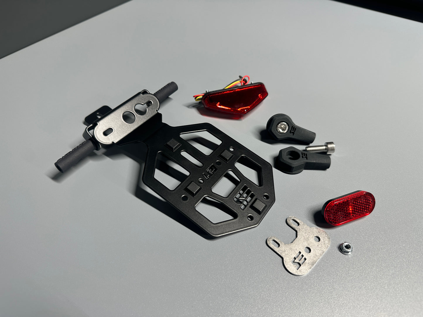 SIMADE Heckträger LED schwarz für LED Highsider Rücklicht, LED-Blinker M8 und gr. + kl. Kennzeichen für Simson S50 S51 S70