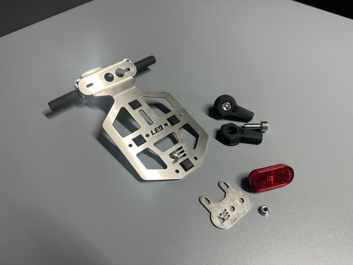 SIMADE Heckträger LED Edelstahl für LED Highsider Rücklicht, LED-Blinker M8 und gr. + kl. Kennzeichen für Simson S50 S51 S70