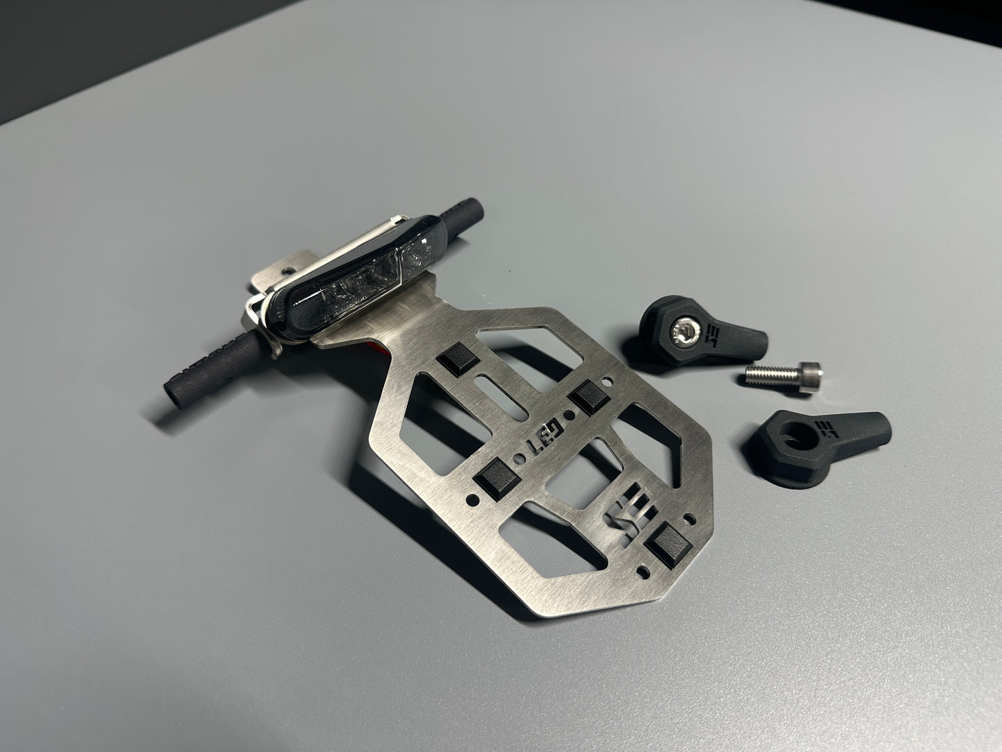 SIMADE Heckträger LED Edelstahl für LED Highsider Rücklicht, LED-Blinker M8 und gr. + kl. Kennzeichen für Simson S50 S51 S70