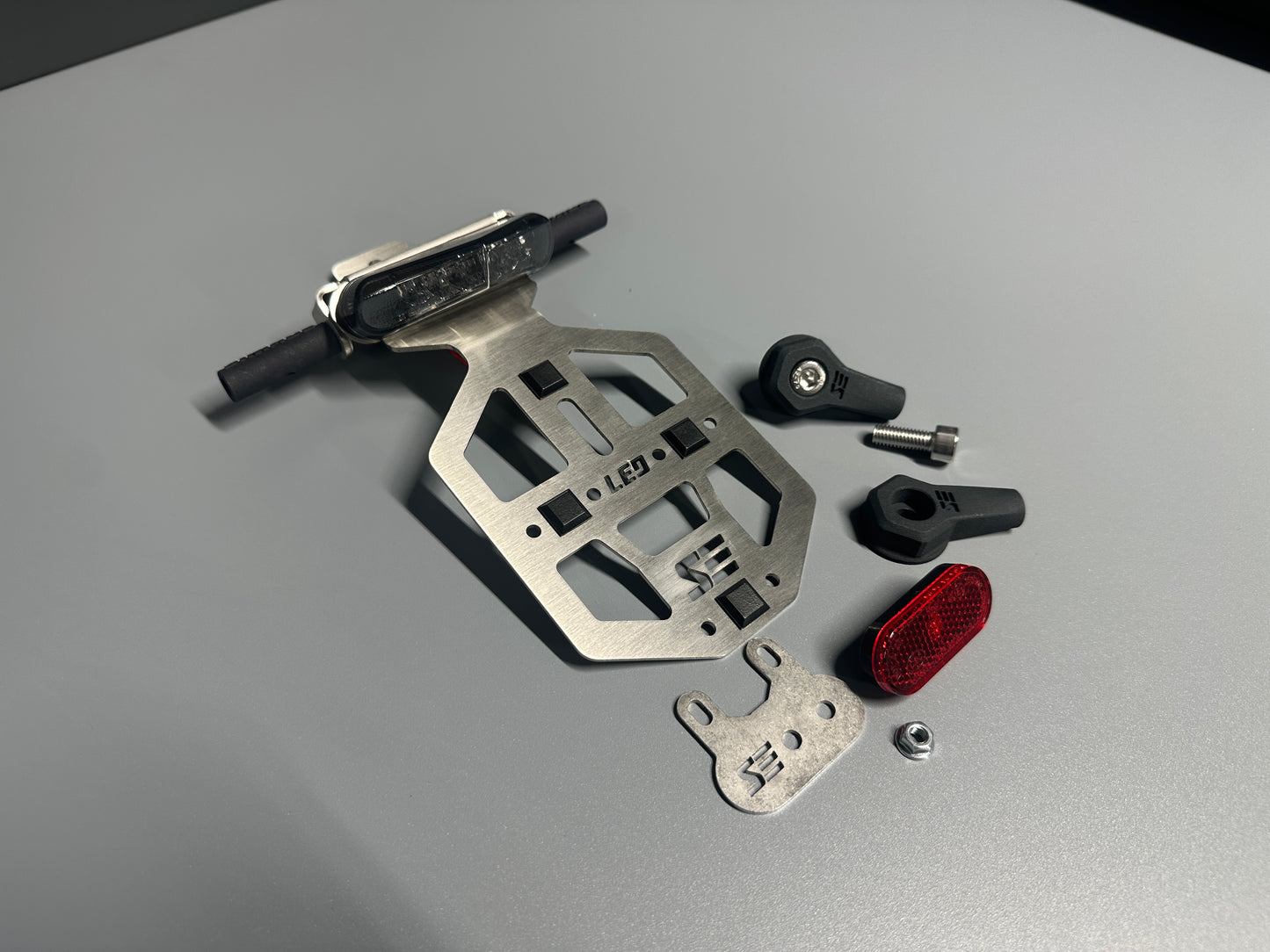 SIMADE Heckträger LED Edelstahl für LED Highsider Rücklicht, LED-Blinker M8 und gr. + kl. Kennzeichen für Simson S50 S51 S70