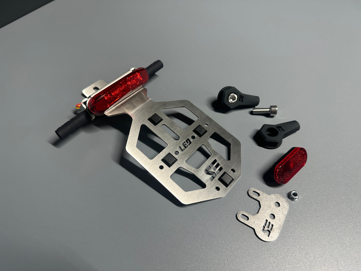 SIMADE Heckträger LED Edelstahl für LED Highsider Rücklicht, LED-Blinker M8 und gr. + kl. Kennzeichen für Simson S50 S51 S70