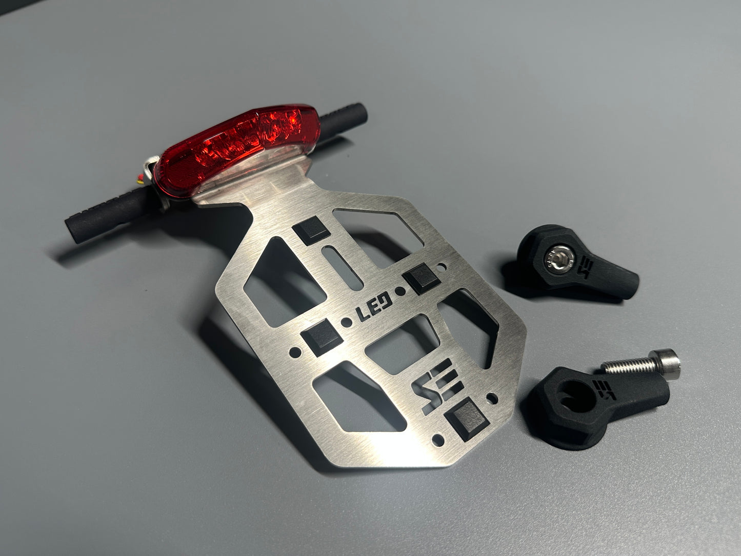 SIMADE Heckträger LED Edelstahl für LED Highsider Rücklicht, LED-Blinker M8 und gr. + kl. Kennzeichen für Simson S50 S51 S70